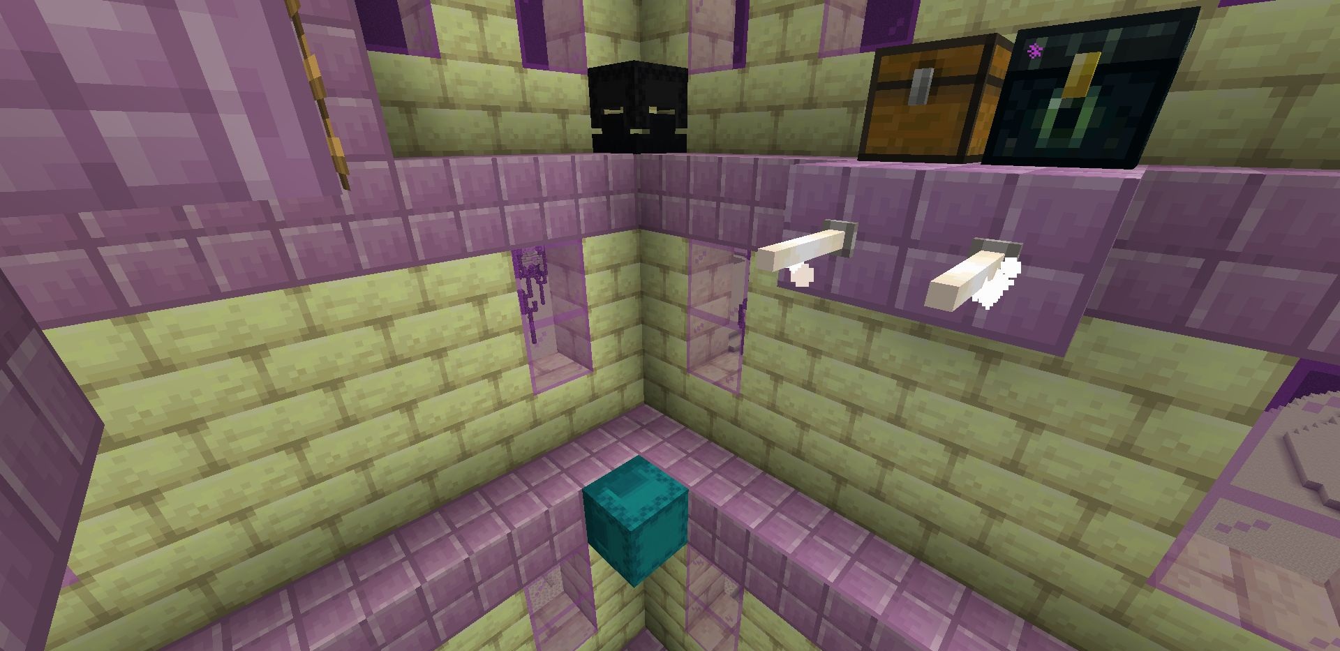 Игрок сражается с разноцветными шалкерами в Minecraft