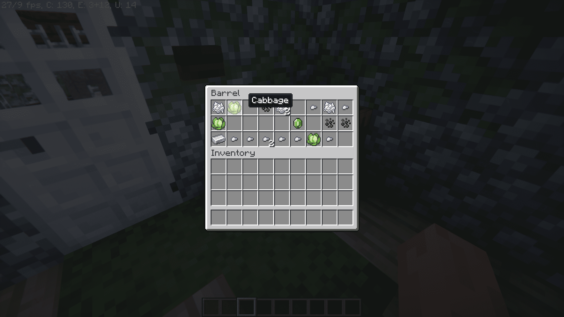 Капустный моб атакует игрока в Minecraft с помощью броска капустой