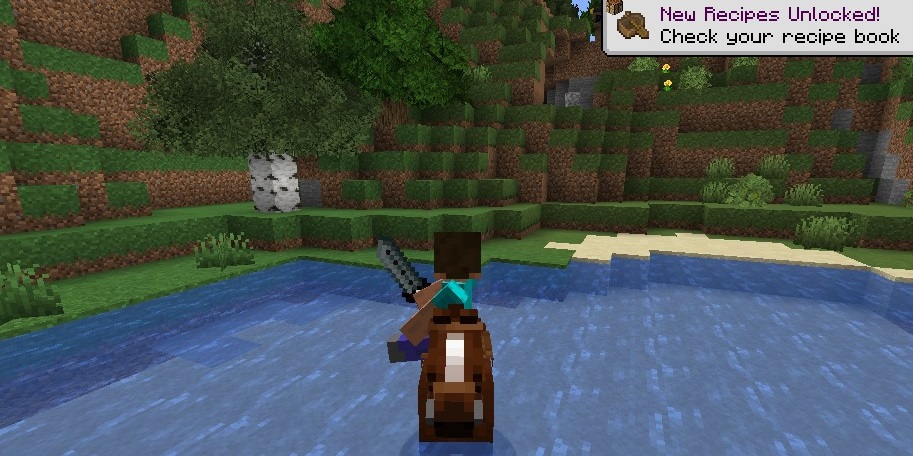 Игровой скриншот сражения верхом на лошади с использованием меча в Minecraft
