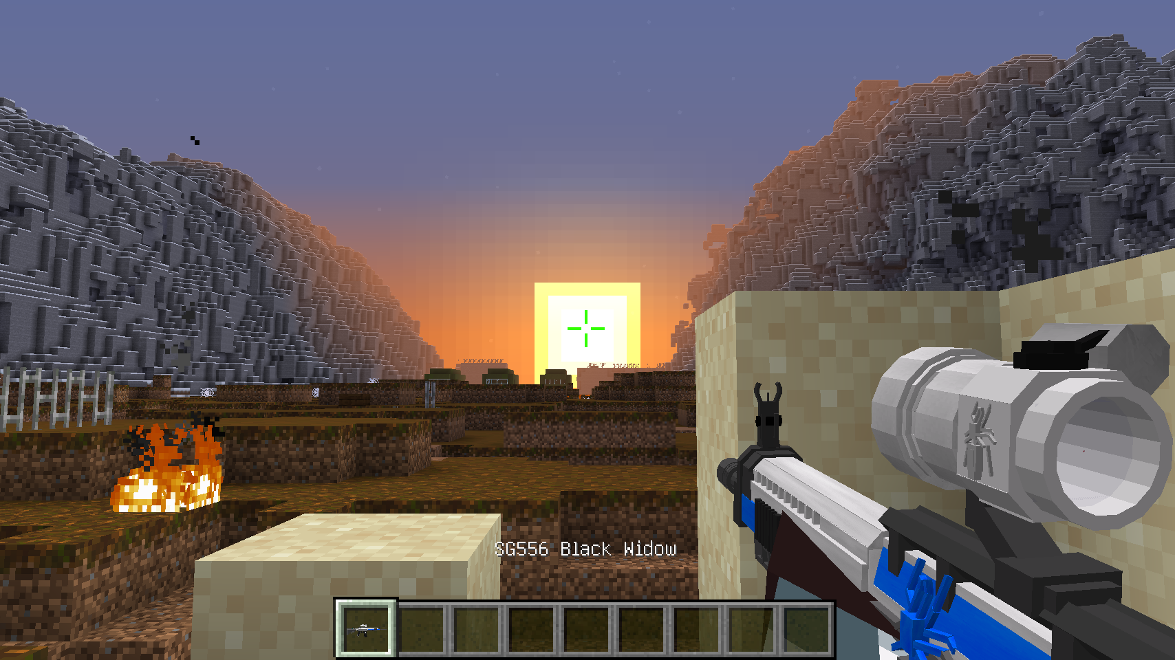 Игрок сражается с крипером в тёмном лесу Minecraft