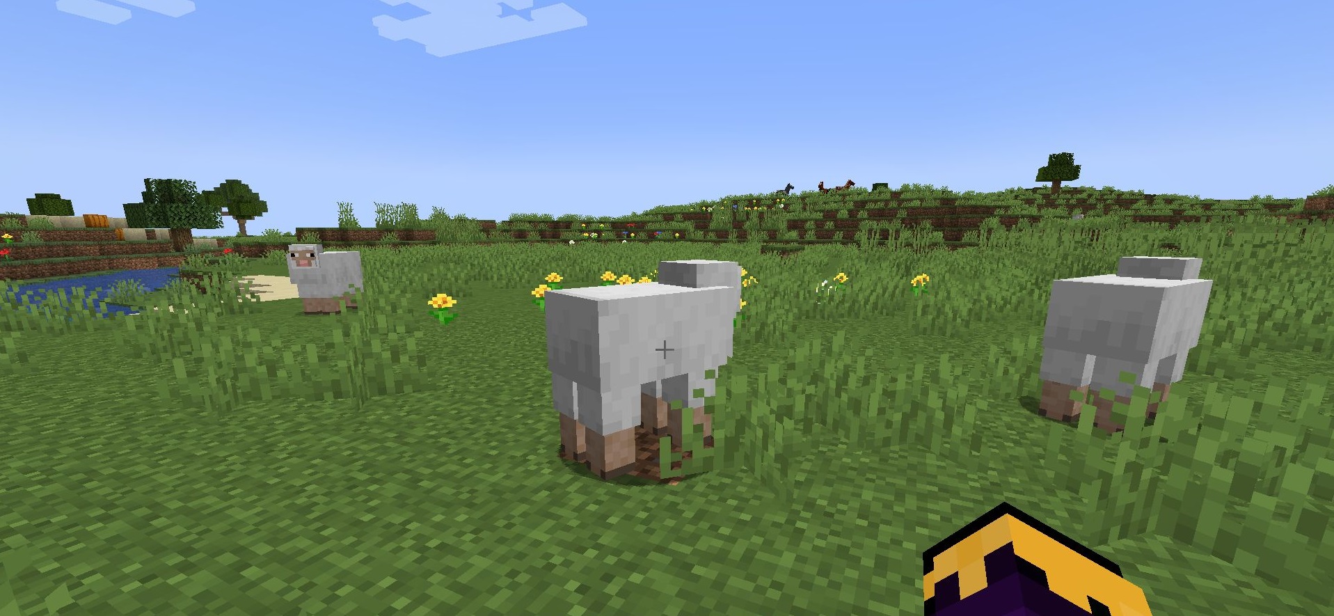 Игрок бьёт овцу в Minecraft, получая выпавший предмет