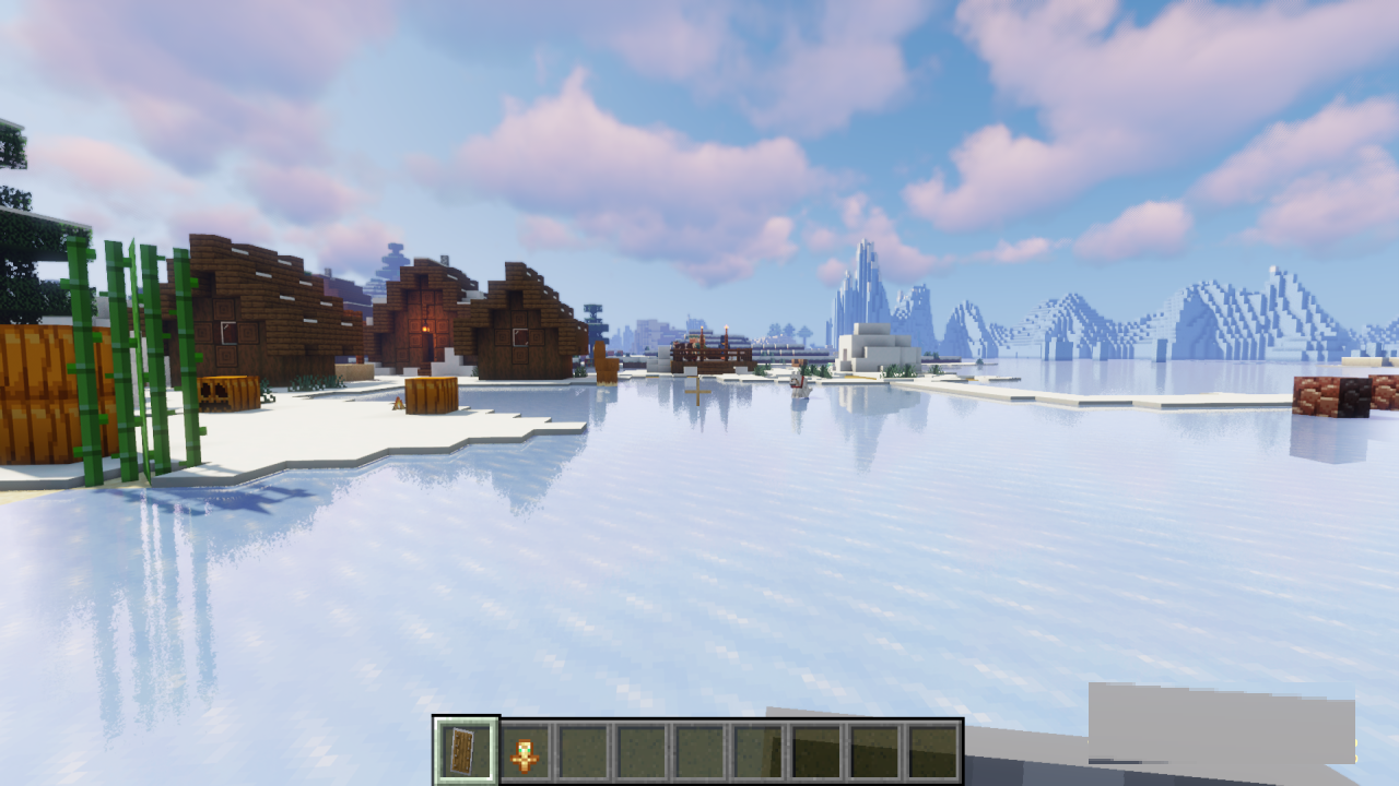 Игрок с уменьшенным тотемом бессмертия в Minecraft