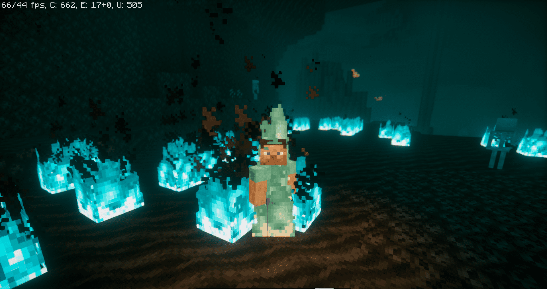 Сравнение обычного огня и огня душ в Minecraft с модом Soul Fire’d