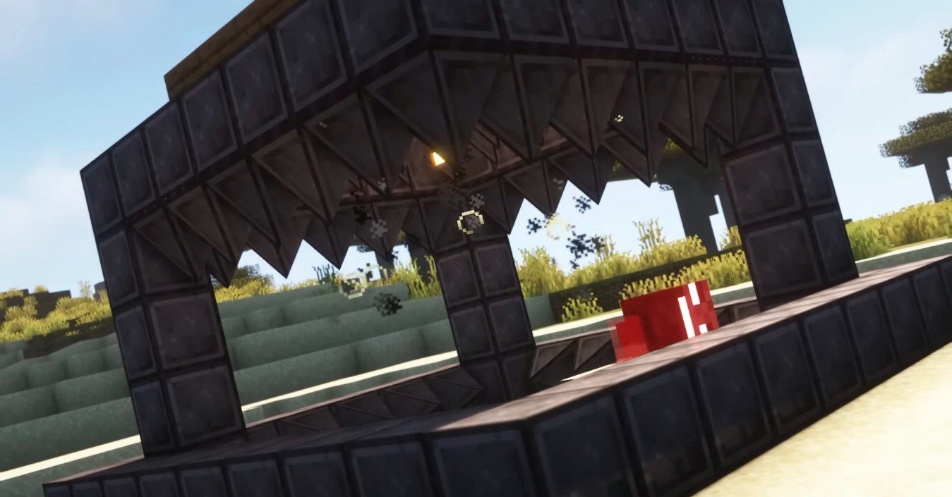 Игрок тестирует ловушку с шипами в Minecraft