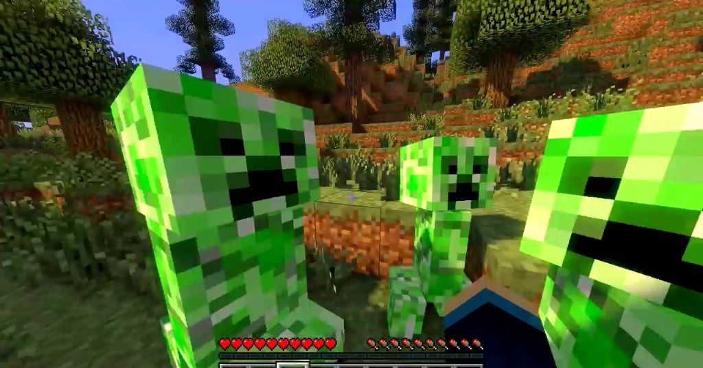 Игрок в Minecraft замечает крипера из мода Stalker Creepers в темном лесу