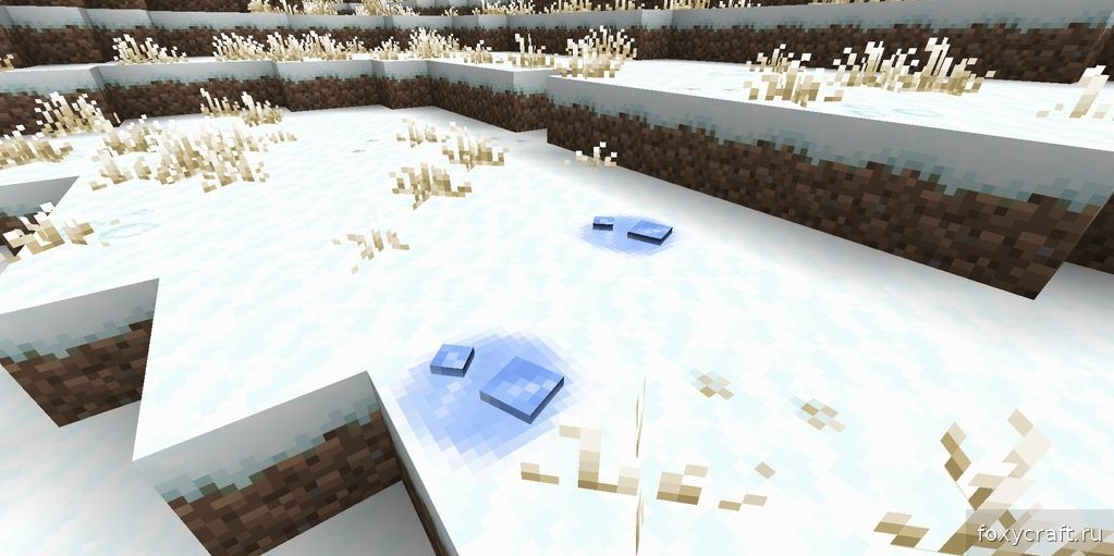Панорама зимней деревни в Minecraft с текстурпаком, освещенной фонарями и факелами