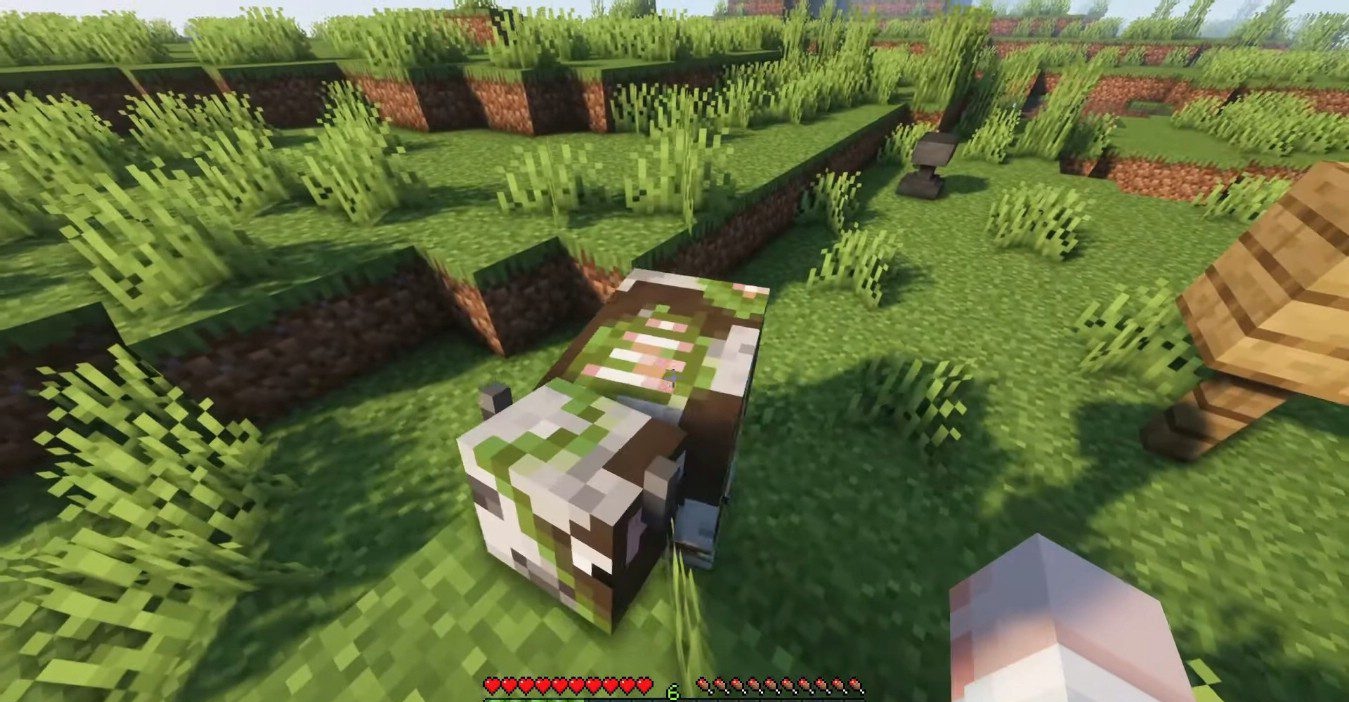 Игрок сражается с заражённой коровой в Minecraft, используя лук