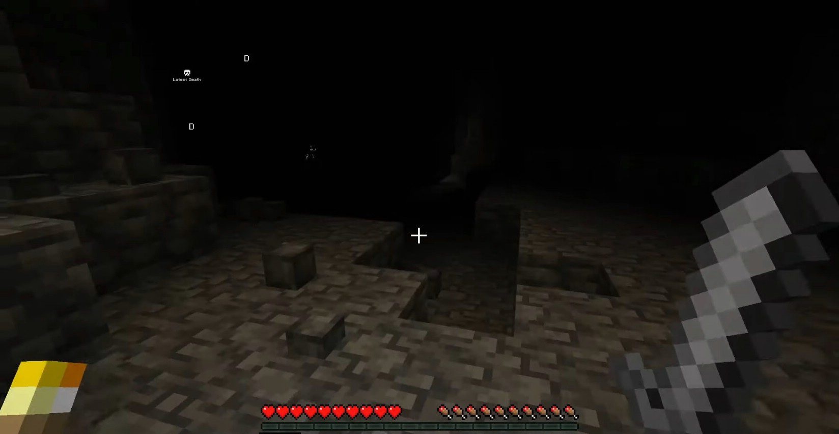 Игрок убегает от The Corpse Stalker в пещере Minecraft