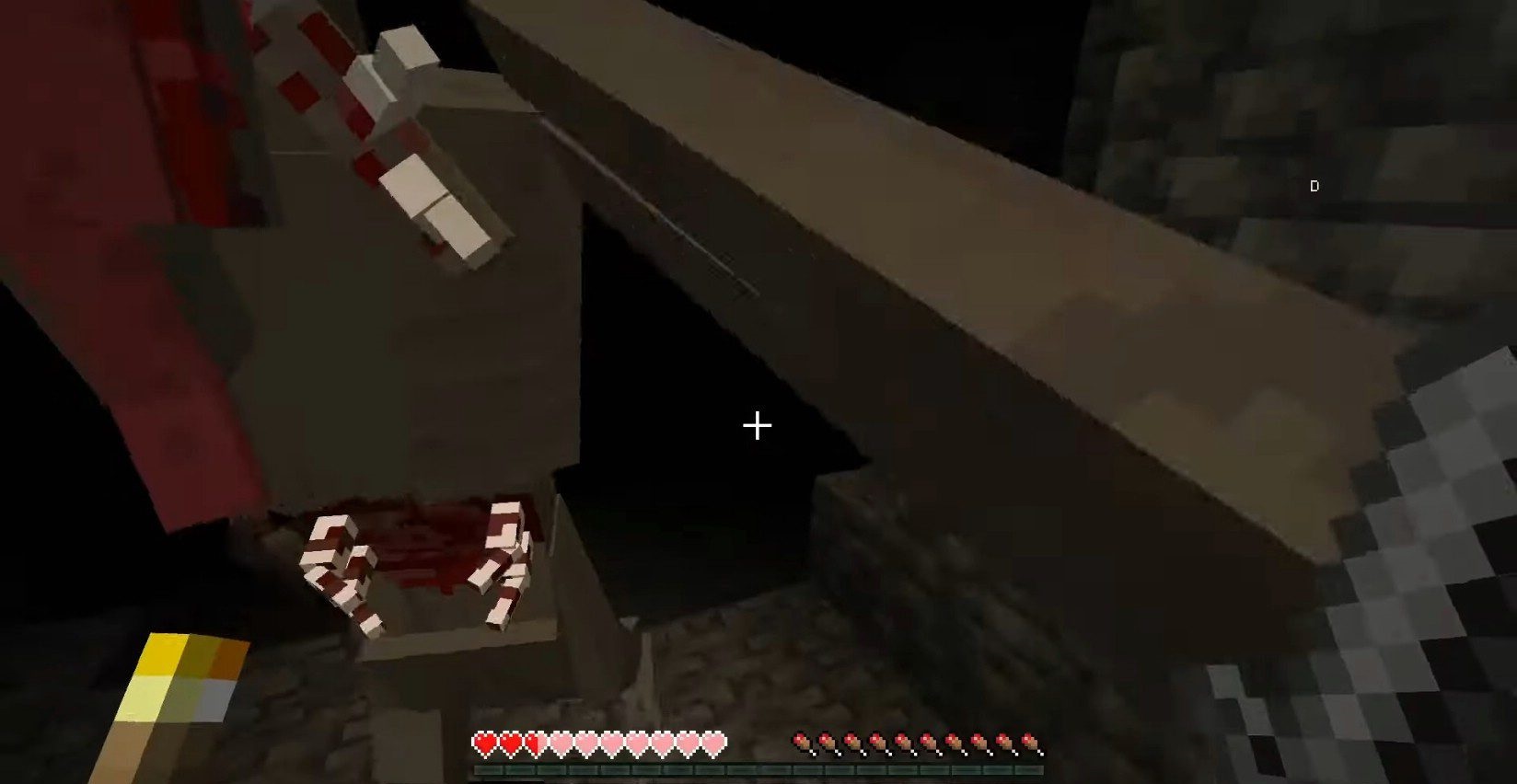 The Corpse Stalker атакует игрока в темной пещере Minecraft