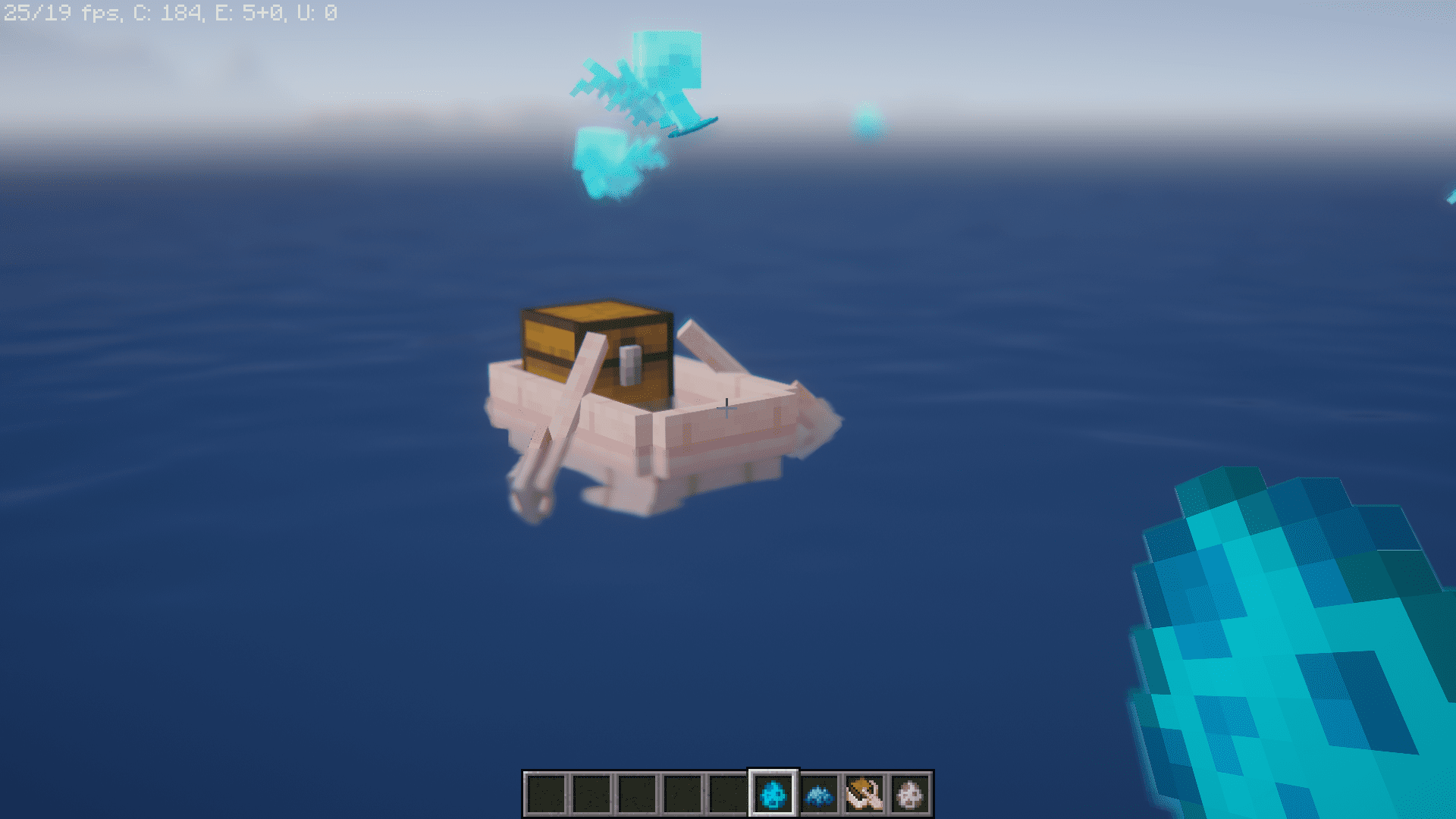 Враждебный моб запрыгивает в лодку в Minecraft с модом This Boat is MINE