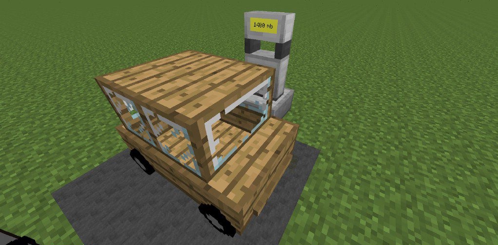 Игрок едет на красном спортивном автомобиле по дороге в Minecraft