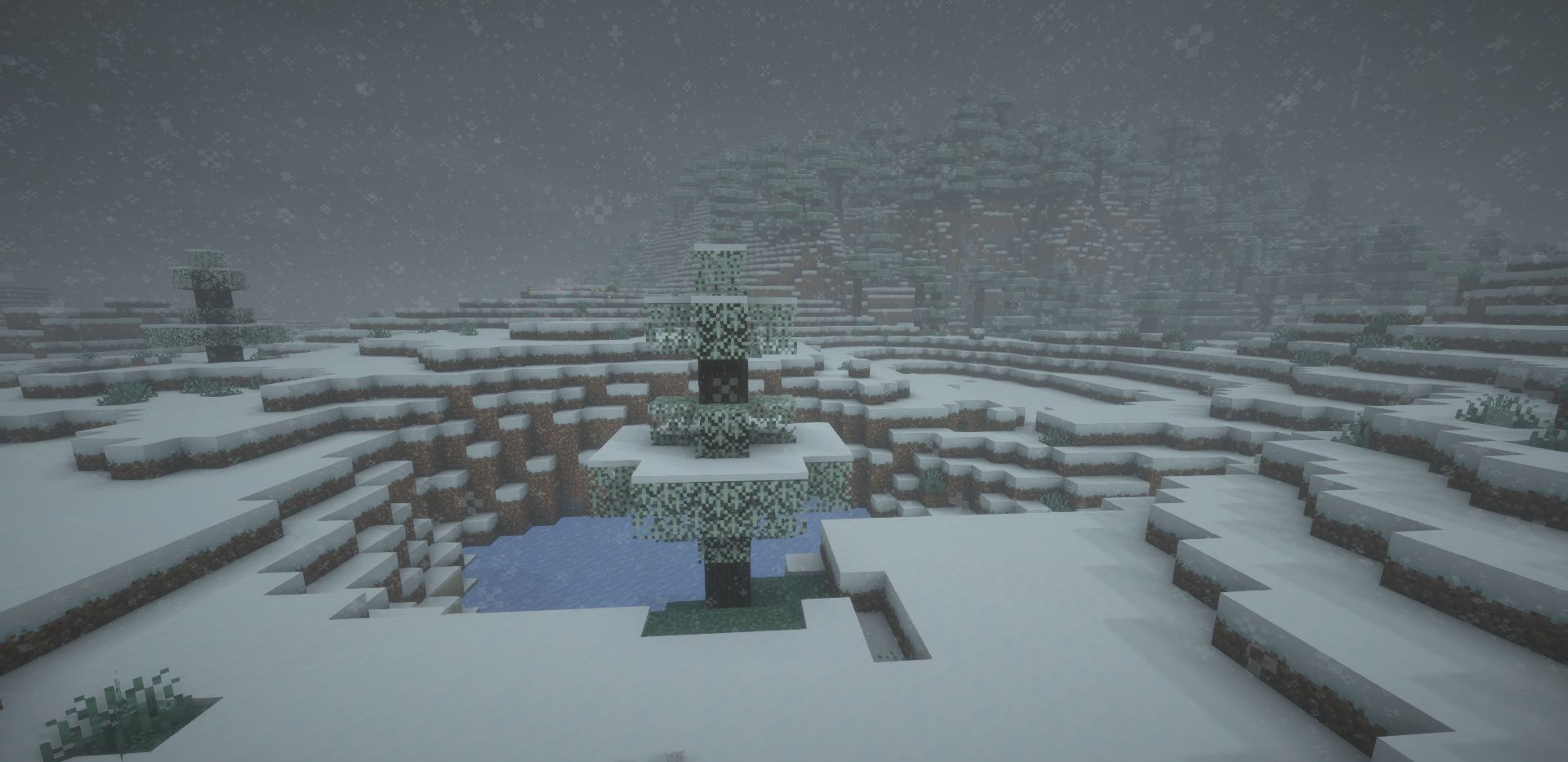 Сравнение обычных и заснеженных листьев в Minecraft с модом Visual Snowy Leaves