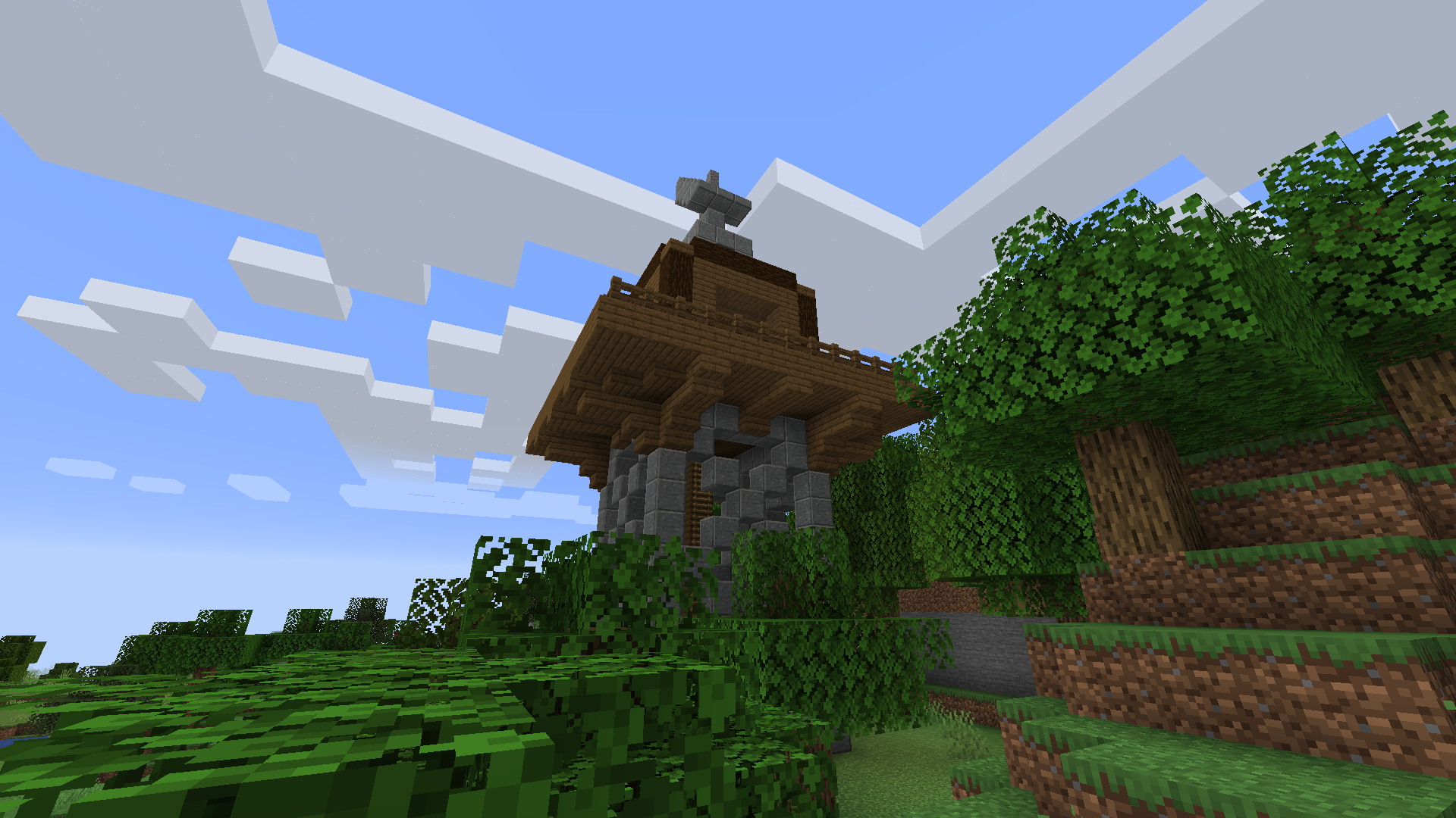 Сторожевая башня в Minecraft с лестницей и факелами для освещения