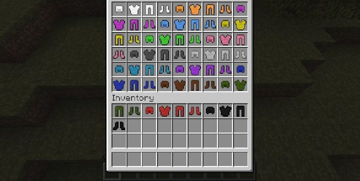 Игрок в шерстяной броне исследует пещеру в Minecraft