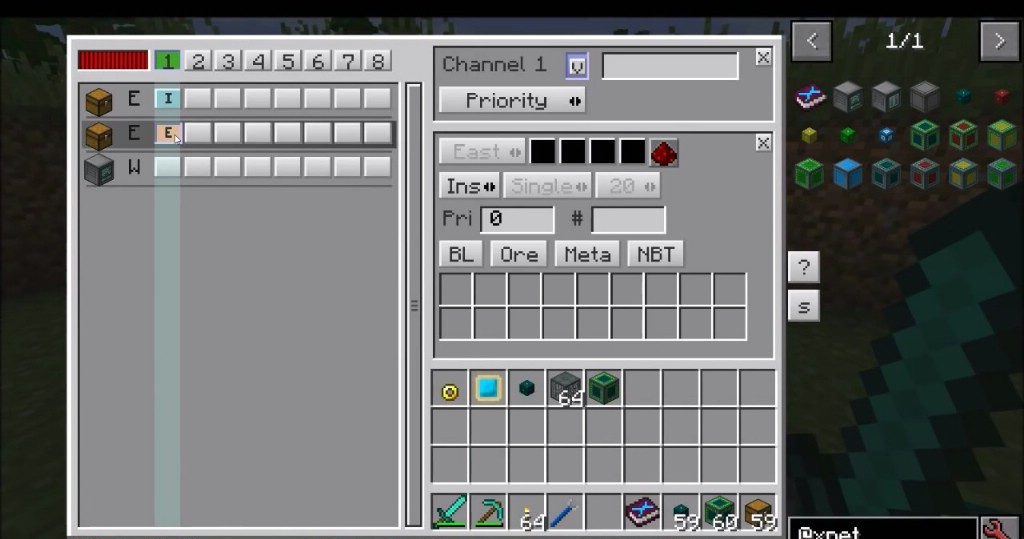 Крупный план подключенных проводов XNet в индустриальном цеху Minecraft