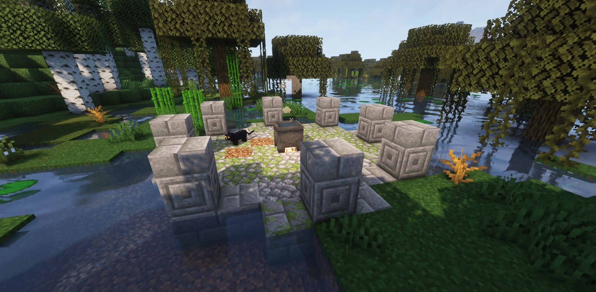 Интерьер улучшенной ведьминой хижины с полками, котлами и сундуками в Minecraft