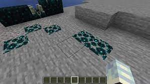 Красивый дом в биоме равнин в Minecraft с фермой и забором