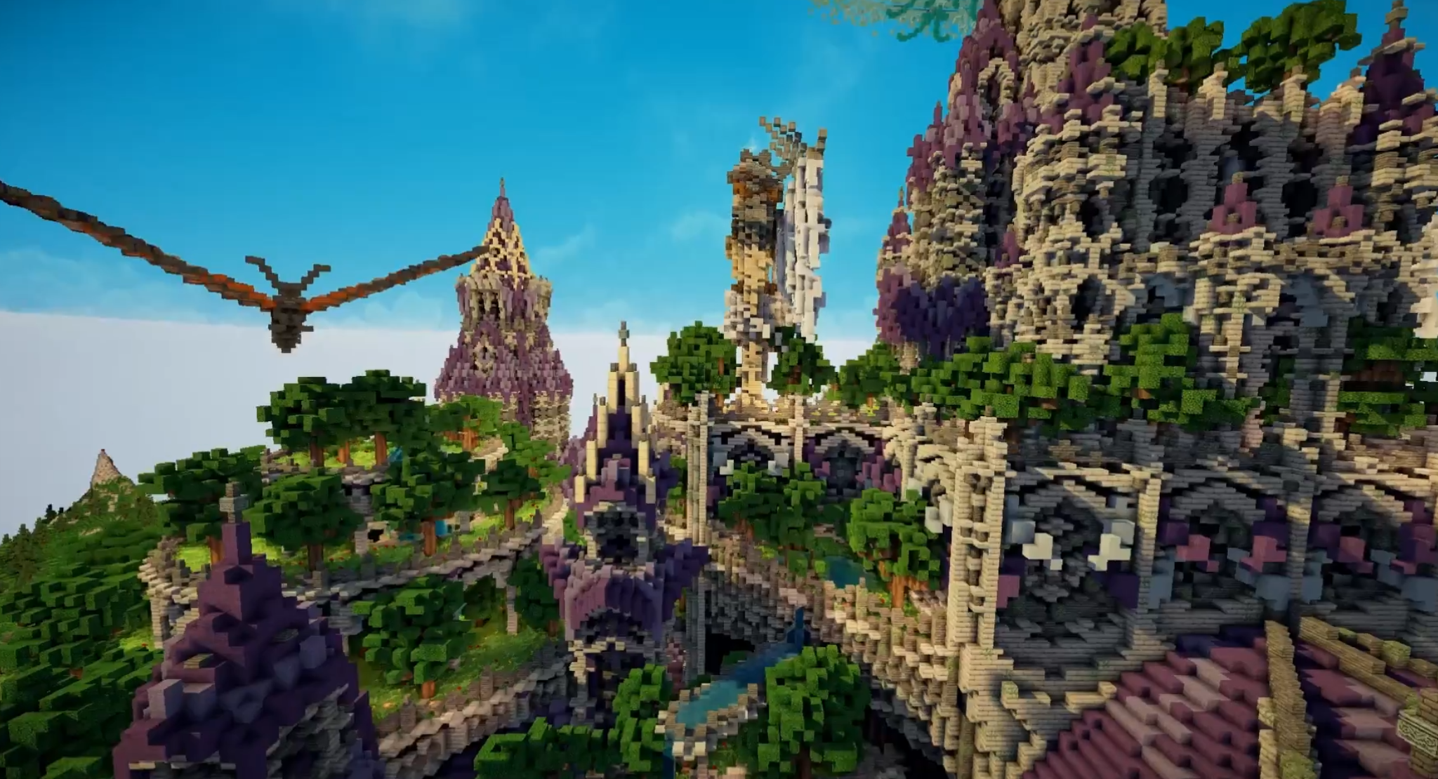 Вид с высоты на готический собор в Minecraft, окружённый природой