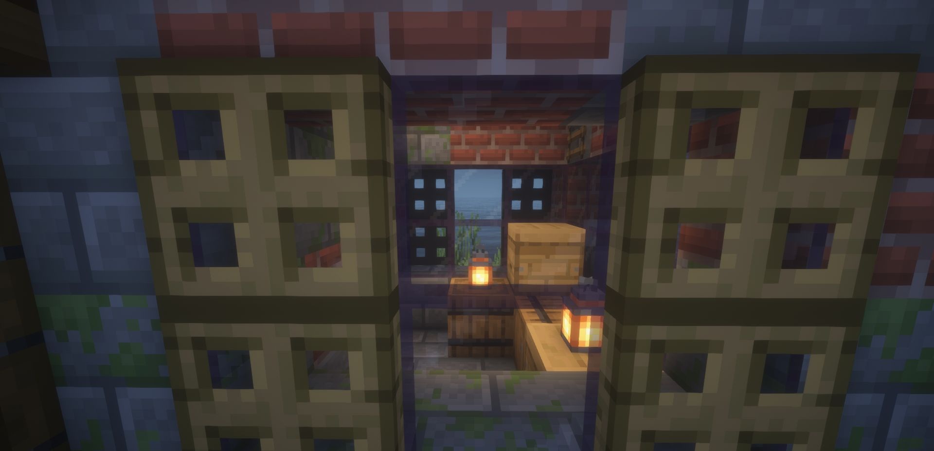 Игрок исследует стартовый дом с сундуками и инструментами в Minecraft