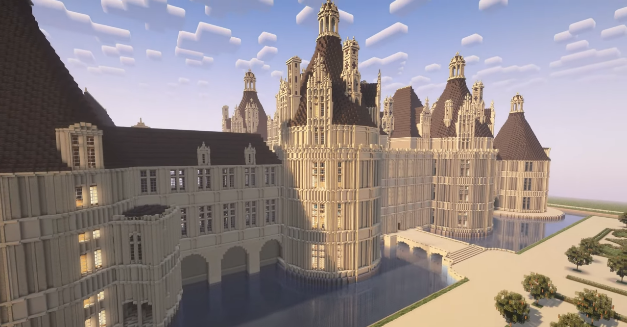 Внутренний интерьер замка Шамбор в Minecraft с камином и мебелью