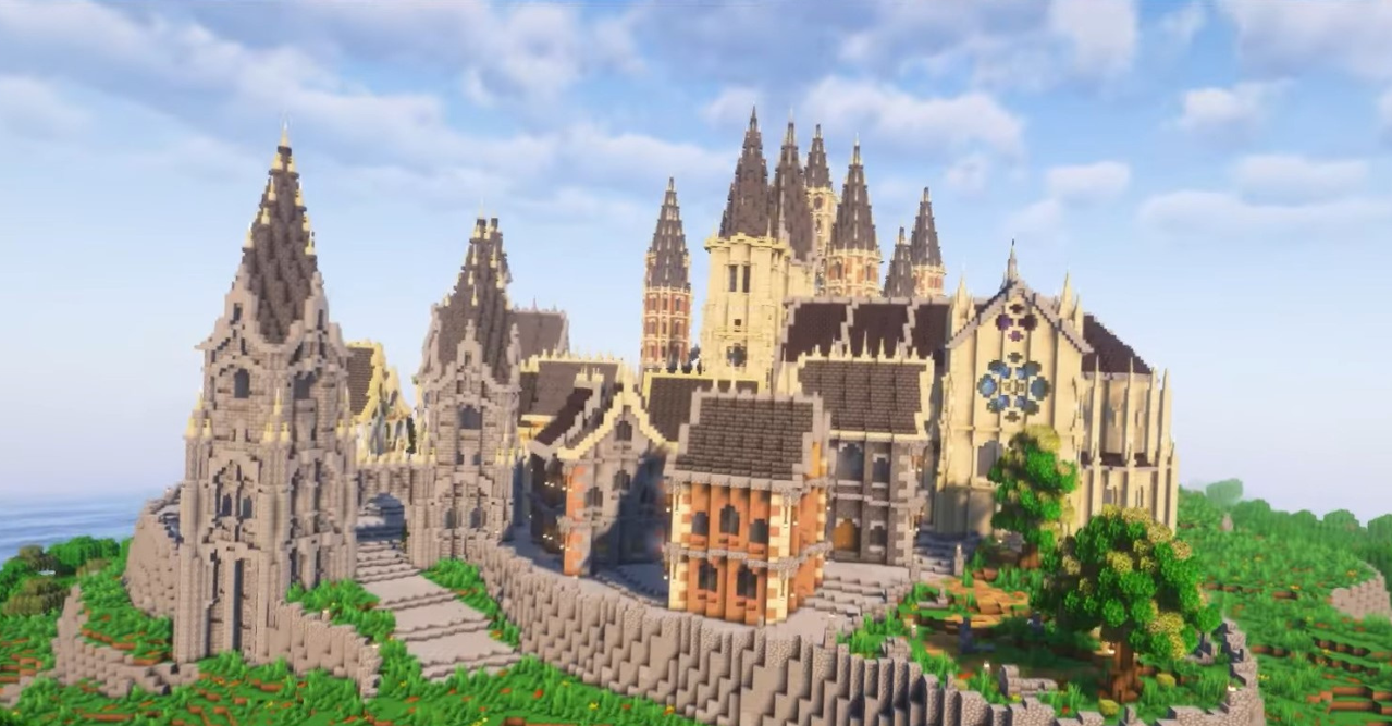 Интерьер готического замка Cit Rayonannante в Minecraft с каменными стенами и витражами