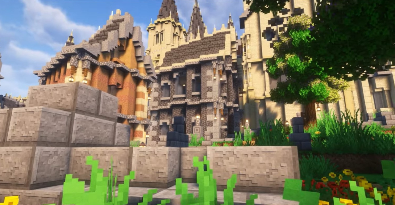 Ночной вид замка Cit Rayonannante в Minecraft с подсветкой факелов
