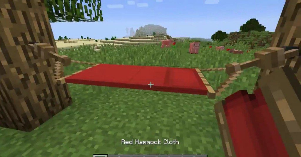 Игрок спит в спальном мешке у костра в Minecraft