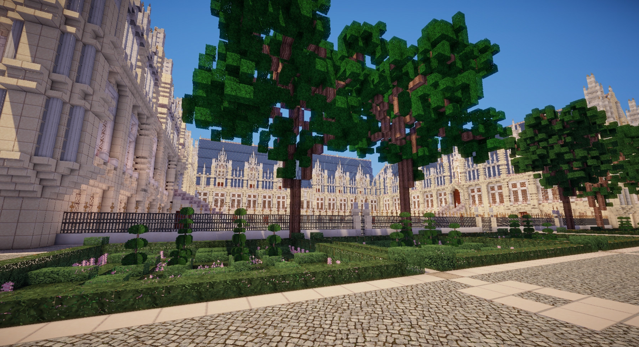 Интерьер Court House в Minecraft - зал суда с колоннами и витражами