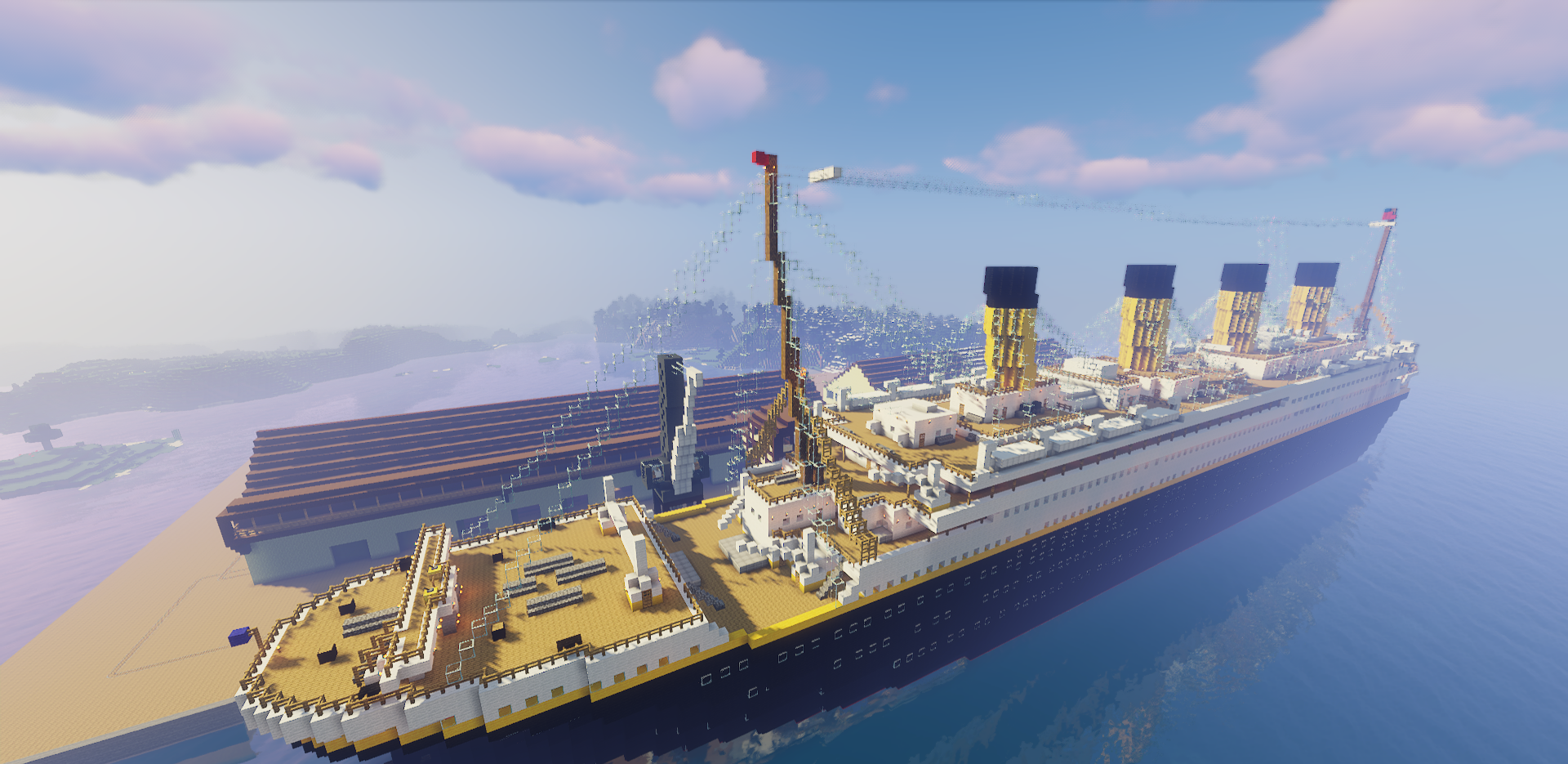 Вид на палубу Титаника в Minecraft с детализированными перилами и трубами