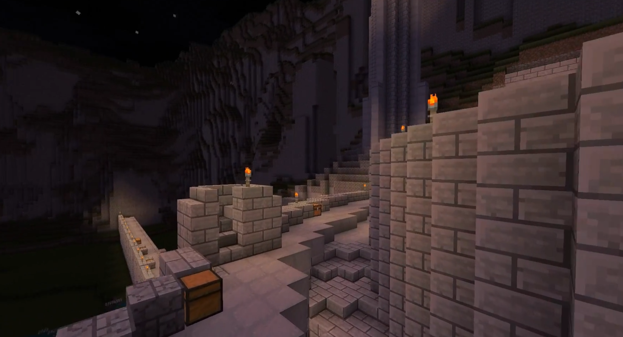 Внутренний двор крепости Helm’s Deep в Minecraft с элементами средневековой архитектуры