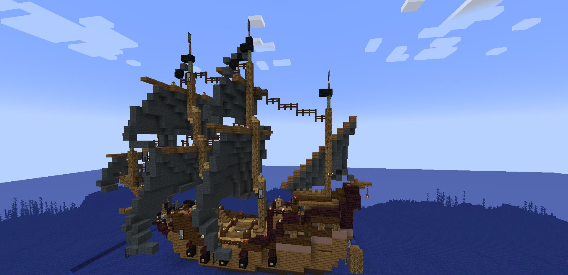 Игрок сражается с разбойниками внутри корабля в Minecraft