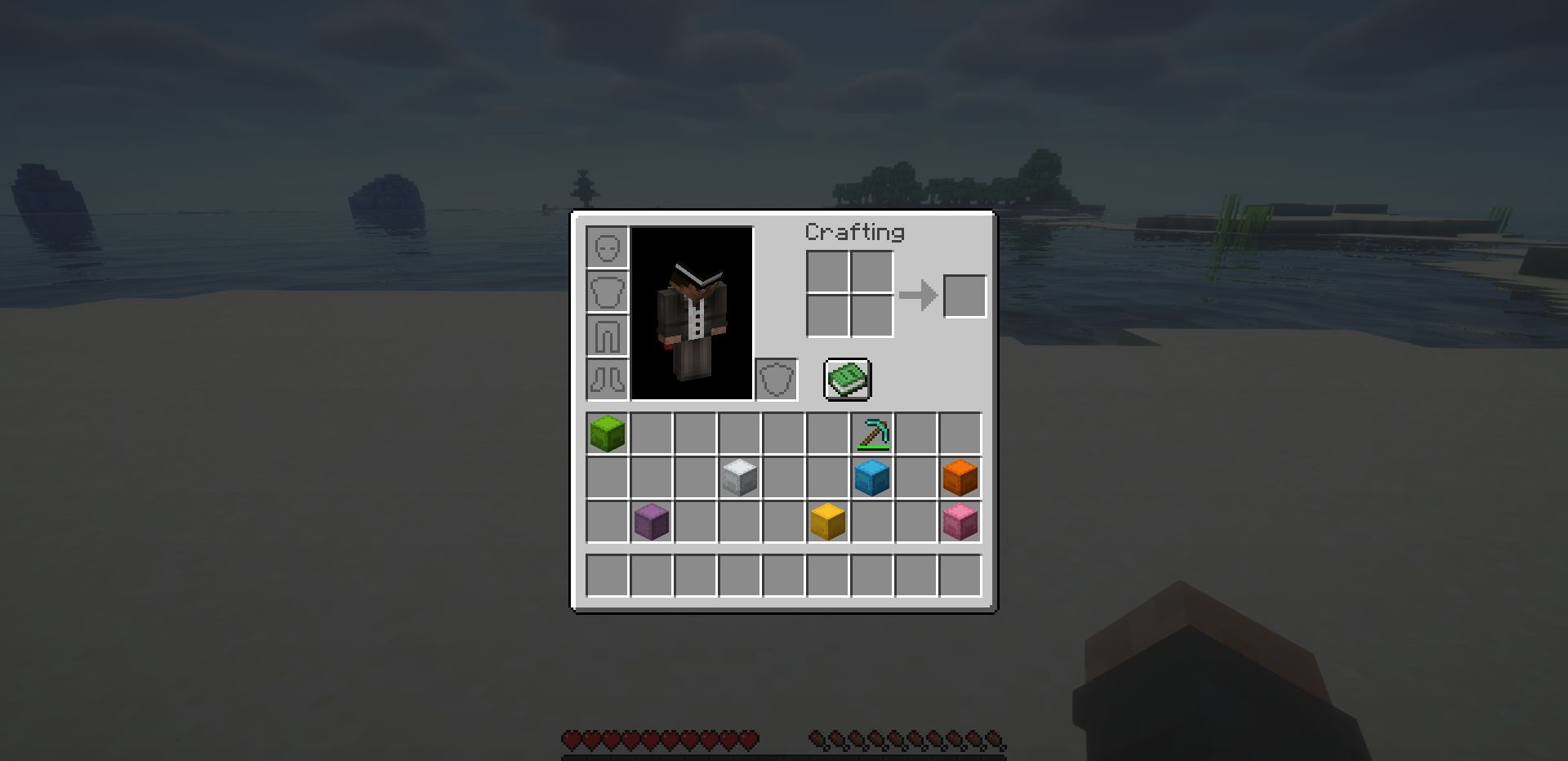Геймплейный скриншот Minecraft с активным модом Inventory Tweaks во время строительства