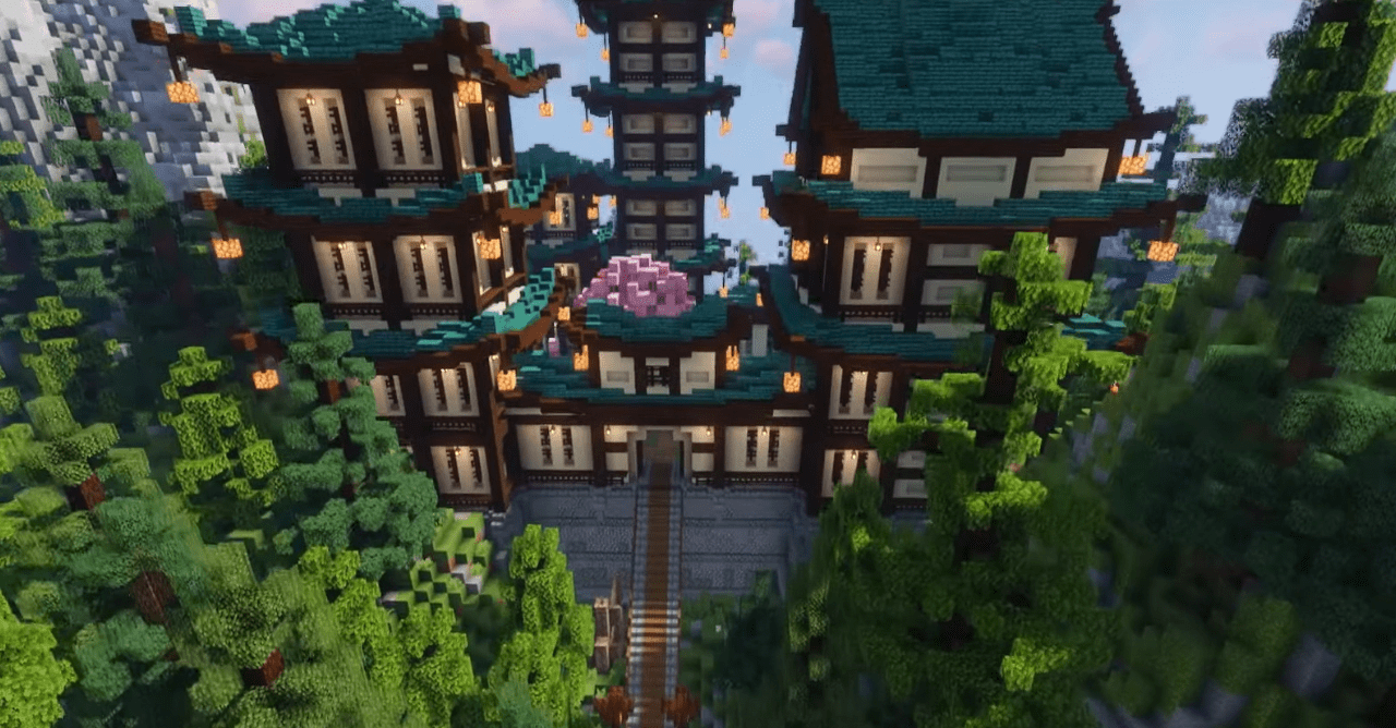 Ночной вид японского города в Minecraft с подсвеченными фонарями