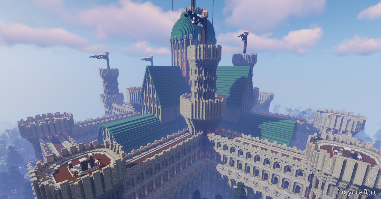 Панорамный вид на замок Arkrosed с окружающими лесами и горами в Minecraft