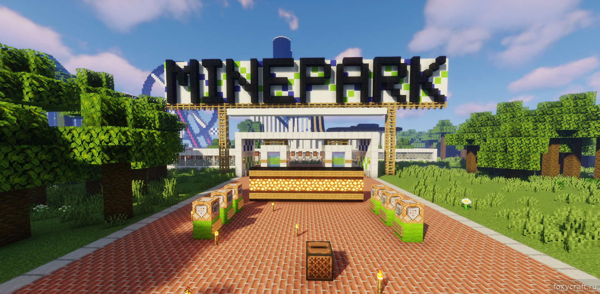 Скриншот MinePark с американскими горками и яркими аттракционами в Minecraft