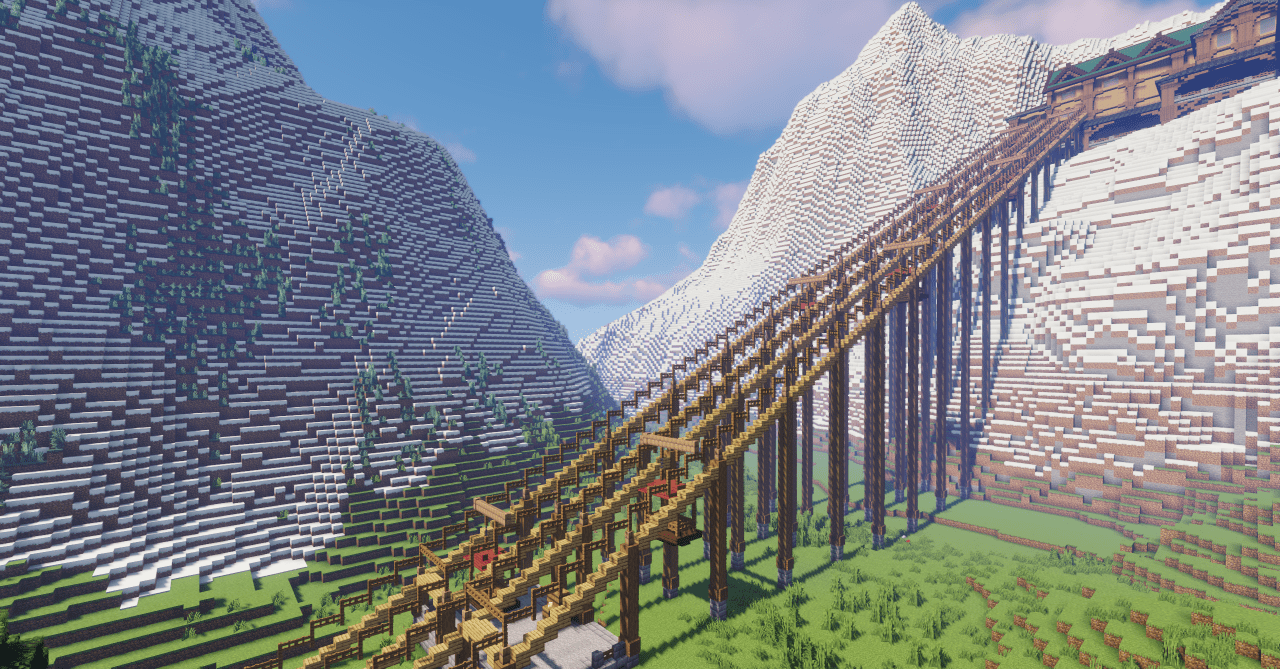 Интерьер горного дома в Minecraft с камином, деревянной мебелью и коврами