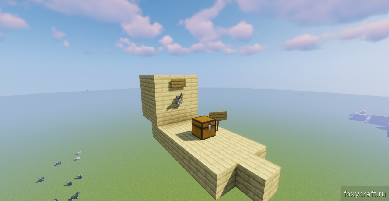 Игрок преодолевает паркурные препятствия в лесу Minecraft