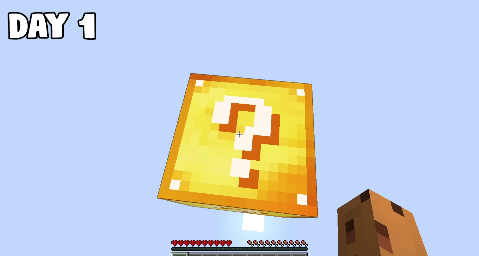 Игрок добывает ресурсы в One Block LuckyBlock с помощью кирки