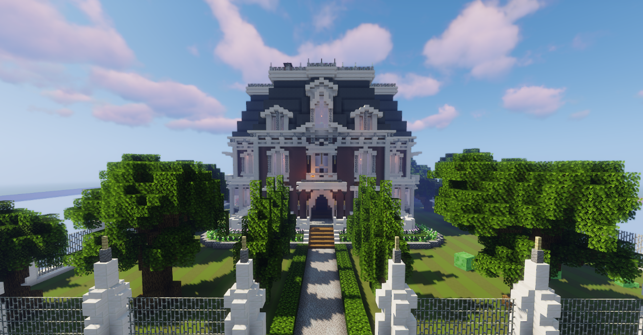 Ночной вид на викторианский особняк в Minecraft с подсветкой окон